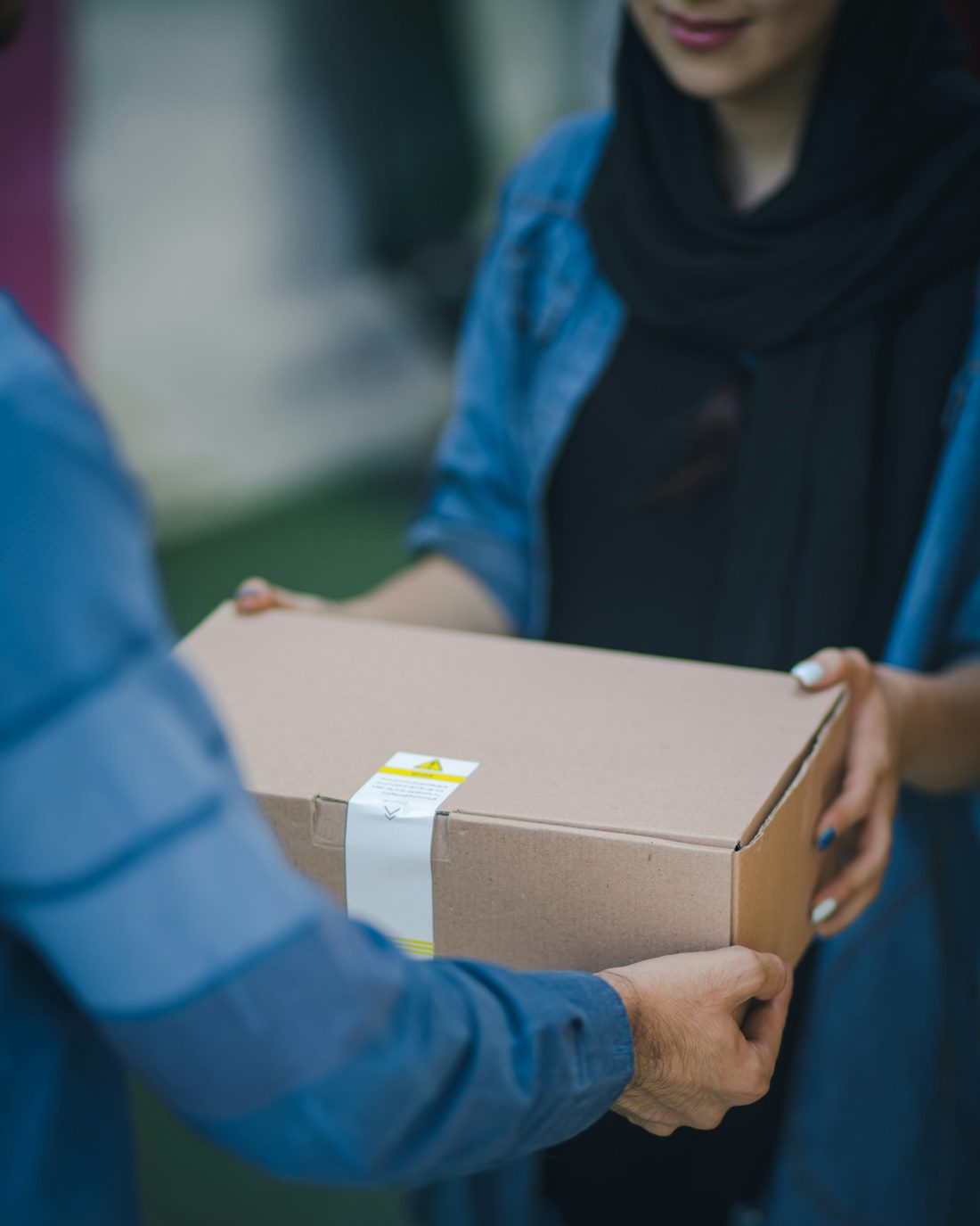 Entrega de una caja en la puerta